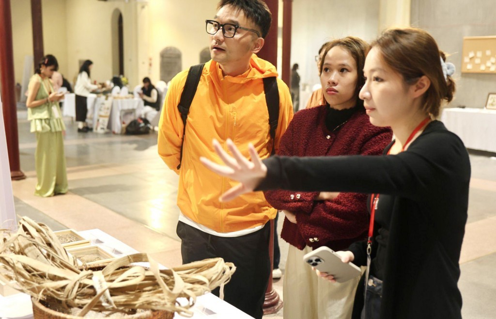 Khi giấy dó được “đánh thức” bởi những người trẻ…