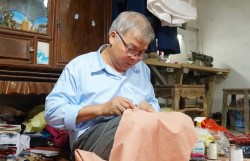 Người dệt thời gian trên tà áo dài Việt