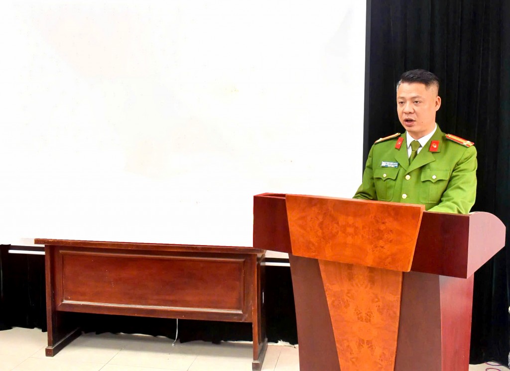 Trung tá Đinh Phúc Thành, Trưởng Công an phường Đại Mỗ triển khai nhiệm vụ tại hội nghị Trung tá Đinh Phúc Thành, Trưởng Công an phường Đại Mỗ triển khai nhiệm vụ tại hội nghị