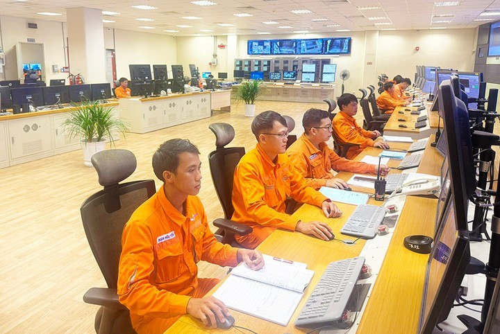 Các kỹ sư vận hành liên tục ngày đêm tại phòng điều khiển trung tâm của Nhà máy Các kỹ sư vận hành liên tục ngày đêm tại phòng điều khiển trung tâm của Nhà máy