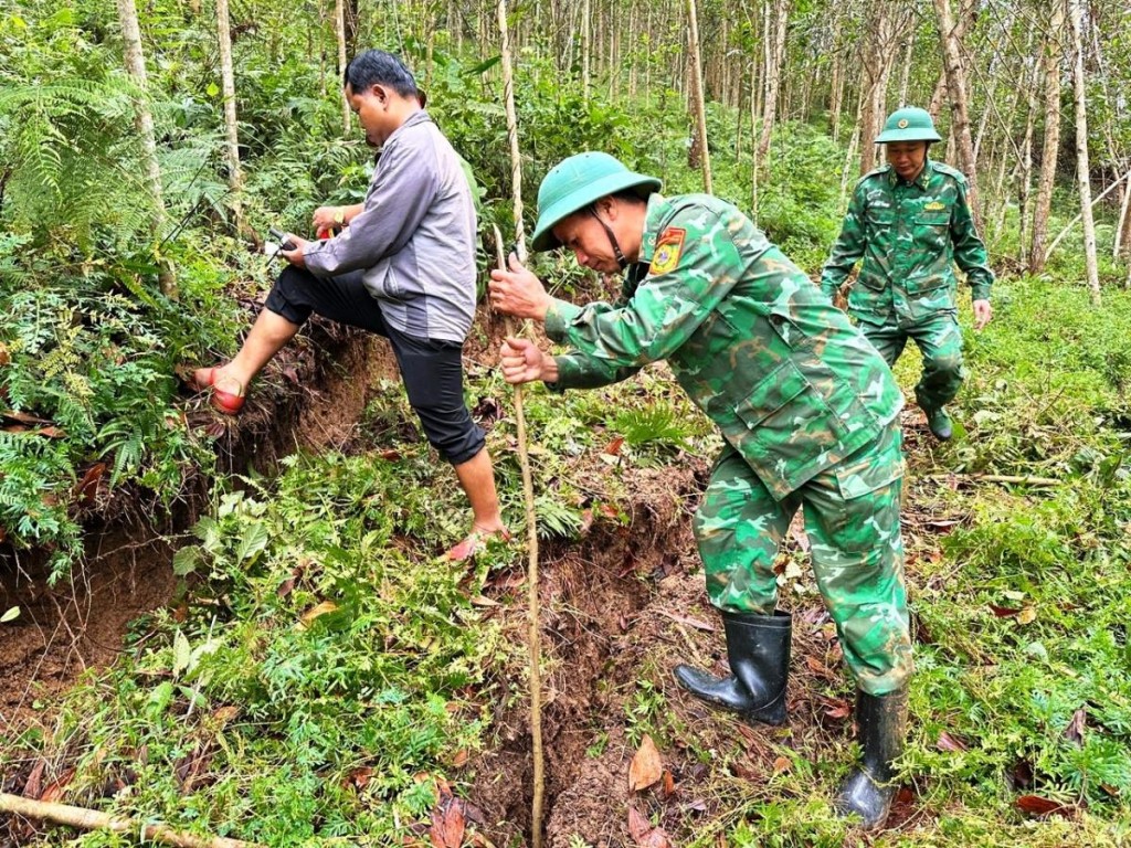 Lực lượng chức năng trực tiếp khảo sát mức độ nghiêm trọng của các vết nứt tại hiện trường tình trạng sụt lún ở thôn 57, xã Đắc Pring. Lực lượng chức năng trực tiếp khảo sát mức độ nghiêm trọng của các vết nứt tại hiện trường tình trạng sụt lún ở thôn 57, xã Đắc Pring.
