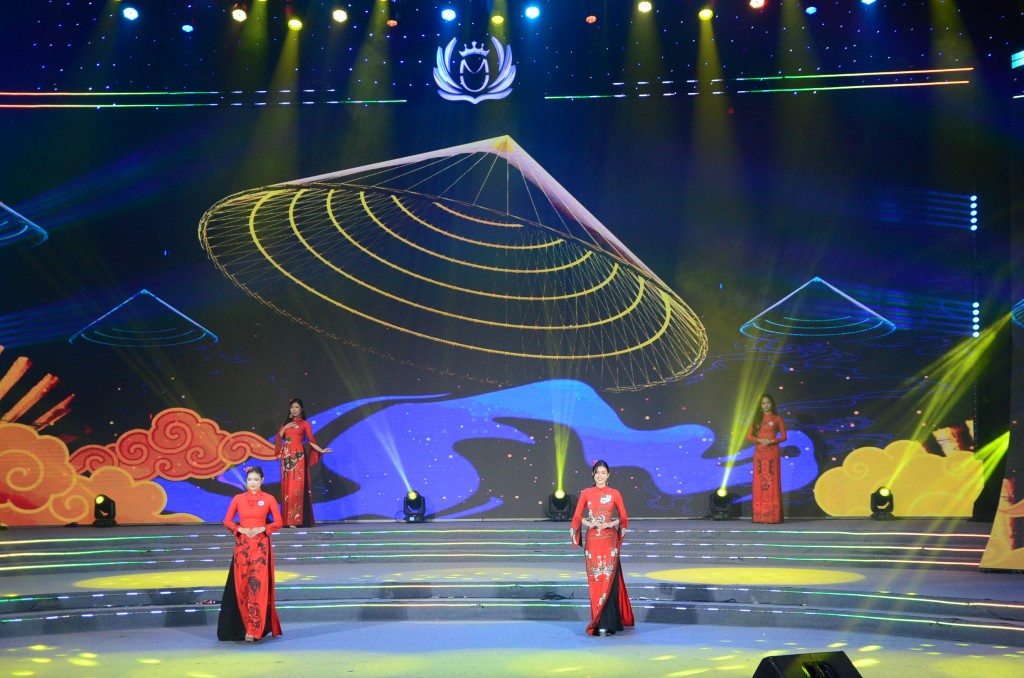 Top 44 Hoa hậu Sinh viên Hòa bình Việt Nam xuất hiện trong trang phục áo dài (Ảnh Đ.Minh) Top 44 Hoa hậu Sinh viên Hòa bình Việt Nam xuất hiện trong trang phục áo dài (Ảnh Đ.Minh)