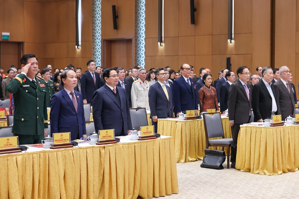 Các đại biểu thực hiện nghi thức chào cờ tại lễ kỷ niệm - Ảnh: VGP/Nhật Bắc Các đại biểu thực hiện nghi thức chào cờ tại lễ kỷ niệm - Ảnh: VGP/Nhật Bắc