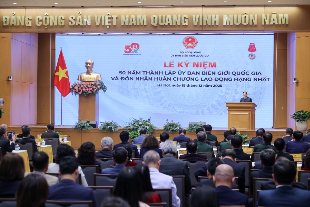 Thủ tướng Chính phủ Phạm Minh Chính biểu dương những nỗ lực và thành tích xuất sắc của các thế hệ cán bộ, công chức, viên chức, người lao động Ủy ban Biên giới quốc gia trong suốt 50 năm qua - Ảnh: VGP/Nhật Bắc Thủ tướng Chính phủ Phạm Minh Chính biểu dương những nỗ lực và thành tích xuất sắc của các thế hệ cán bộ, công chức, viên chức, người lao động Ủy ban Biên giới quốc gia trong suốt 50 năm qua - Ảnh: VGP/Nhật Bắc