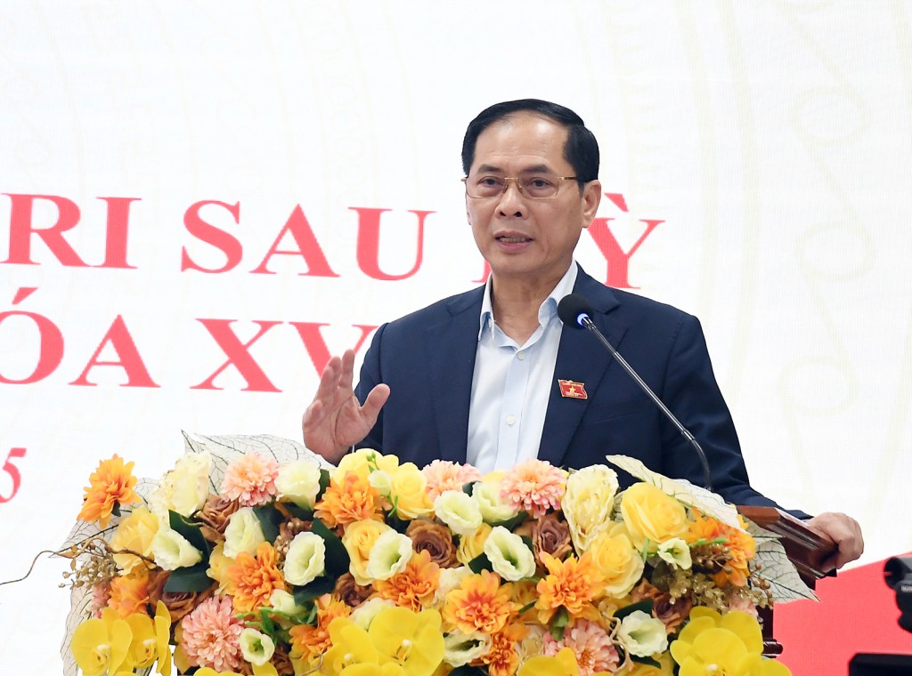 Phó Thủ tướng Chính phủ Bùi Thanh Sơn chia sẻ với cử tri về những thành tựu nổi bật về kinh tế-xã hội và đối ngoại của đất nước trong nhiệm kỳ 2021-2025 - Ảnh: VGP/Hải Minh Phó Thủ tướng Chính phủ Bùi Thanh Sơn chia sẻ với cử tri về những thành tựu nổi bật về kinh tế-xã hội và đối ngoại của đất nước trong nhiệm kỳ 2021-2025 - Ảnh: VGP/Hải Minh