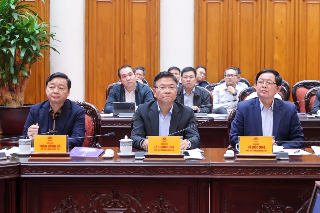 Các Phó Thủ tướng Chính phủ cùng các đại biểu tham dự cuộc họp - Ảnh: VGP/Nhật Bắc Các Phó Thủ tướng Chính phủ cùng các đại biểu tham dự cuộc họp - Ảnh: VGP/Nhật Bắc