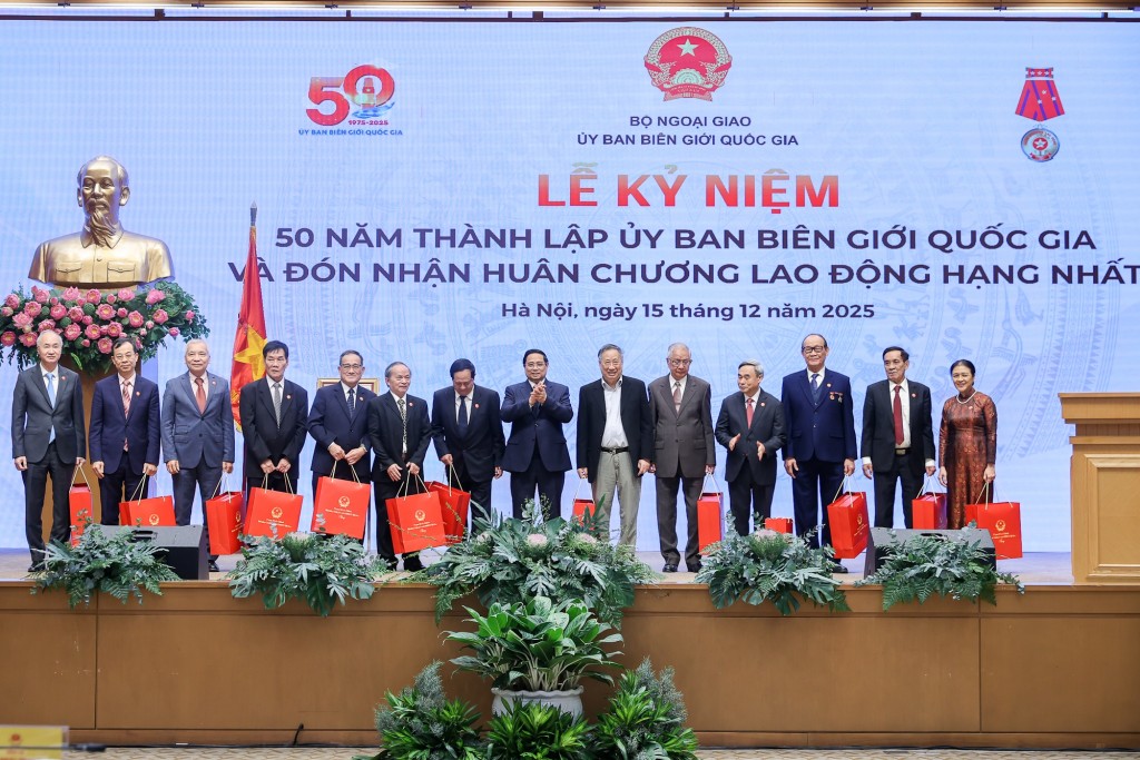 Thủ tướng tặng quà các cán bộ có nhiều đóng góp cho ngành ngoại giao nói chung và công tác biên giới nói riêng - Ảnh: VGP/Nhật Bắc Thủ tướng tặng quà các cán bộ có nhiều đóng góp cho ngành ngoại giao nói chung và công tác biên giới nói riêng - Ảnh: VGP/Nhật Bắc