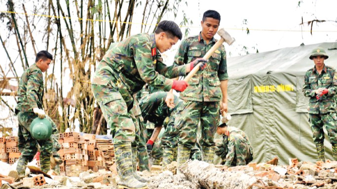 Bộ đội Quân khu 5 xây lại nhà cho người dân vùng lũ. Bộ đội Quân khu 5 xây lại nhà cho người dân vùng lũ.