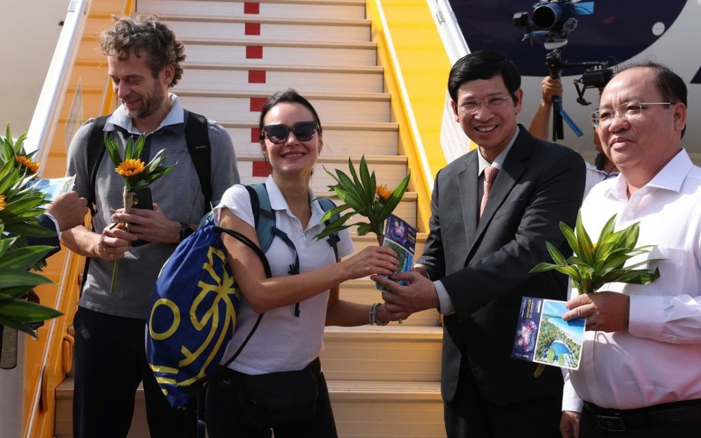 Hồ Anh Phong - Thứ trưởng Bộ Văn hóa, Thể thao và Du lịch tặng hoa cho vị khách du lịch thứ 20 triệu tới thăm Việt Nam trong năm 2025 Hồ Anh Phong - Thứ trưởng Bộ Văn hóa, Thể thao và Du lịch tặng hoa cho vị khách du lịch thứ 20 triệu tới thăm Việt Nam trong năm 2025