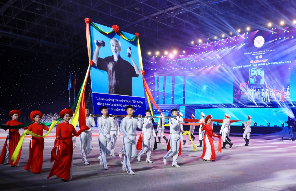 Hình ảnh Bác Hồ được rước vào lễ đài thể hiện tinh thần thể thao theo tinh thần rèn luyện sức khỏe của Chủ tịch Hồ Chí Minh Hình ảnh Bác Hồ được rước vào lễ đài thể hiện tinh thần thể thao theo tinh thần rèn luyện sức khỏe của Chủ tịch Hồ Chí Minh