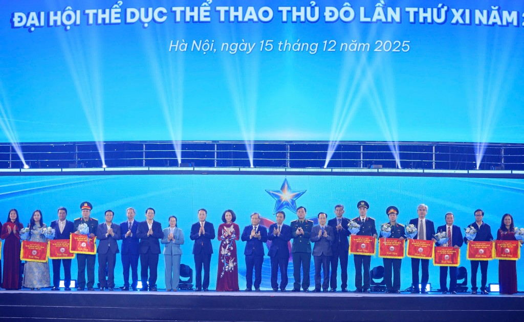 Các đồng chí lãnh đạo Trung ương và thành phố Hà Nội tặng hoa cùng Cờ lưu niệm cho các đoàn về tham dự Đại hội Các đồng chí lãnh đạo Trung ương và thành phố Hà Nội tặng hoa cùng Cờ lưu niệm cho các đoàn về tham dự Đại hội