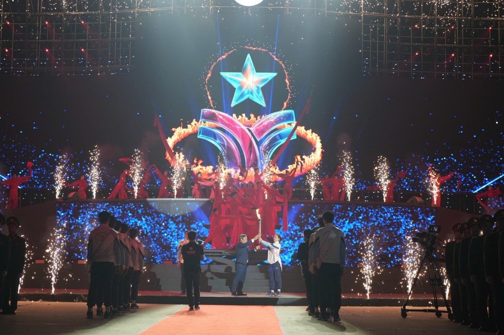 Chủ tịch UBND thành phố Hà Nội Vũ Đại Thắng truyền ngọn lửa và cùng các vận động viên tiêu biểu thắp sáng đài đuốc Đại hội Chủ tịch UBND thành phố Hà Nội Vũ Đại Thắng truyền ngọn lửa và cùng các vận động viên tiêu biểu thắp sáng đài đuốc Đại hội