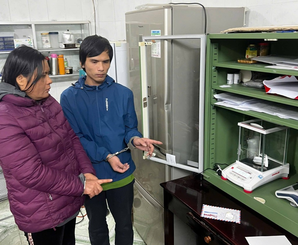 Hai đối tượng và tang vật tại cơ quan Công an Hai đối tượng và tang vật tại cơ quan Công an