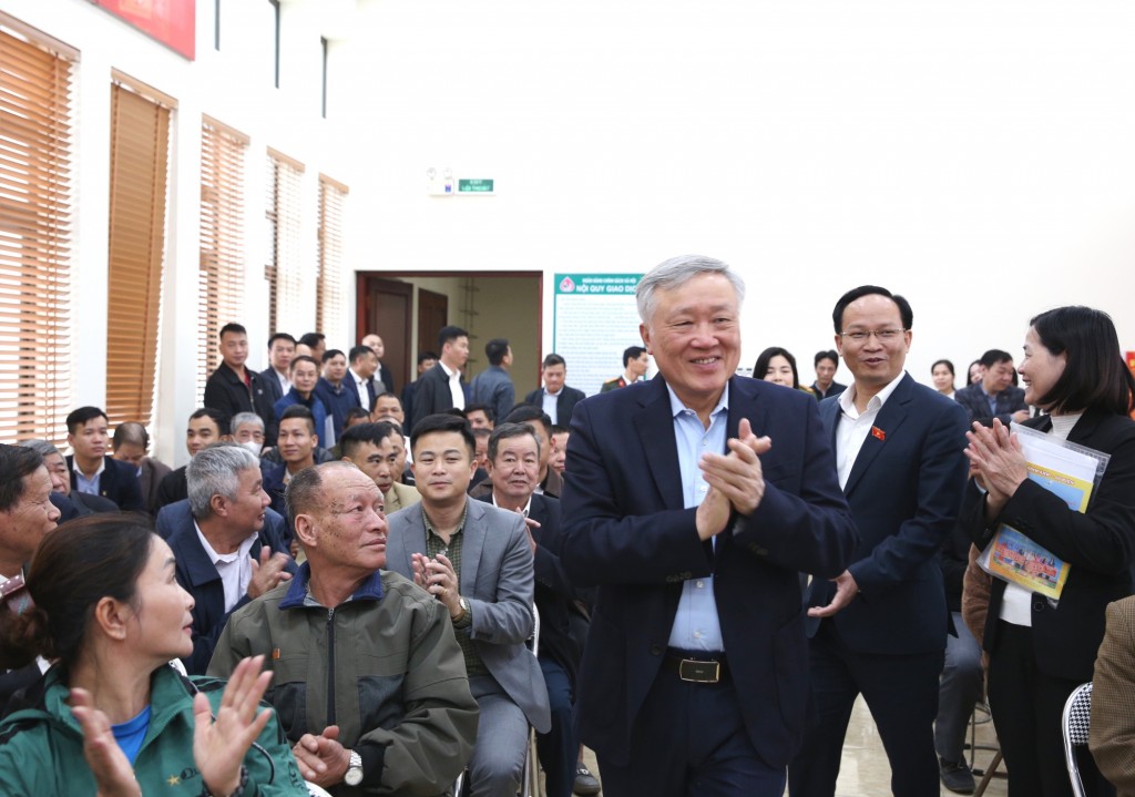 Phó Thủ tướng Thường trực Chính phủ Nguyễn Hòa Bình cùng Đoàn đại biểu Quốc hội tỉnh Bắc Ninh tiếp xúc cử tri phường Võ Cường, Bắc Ninh, sau Kỳ họp thứ 10, Quốc hội khóa XV - Ảnh: VGP/Nguyễn Hoàng