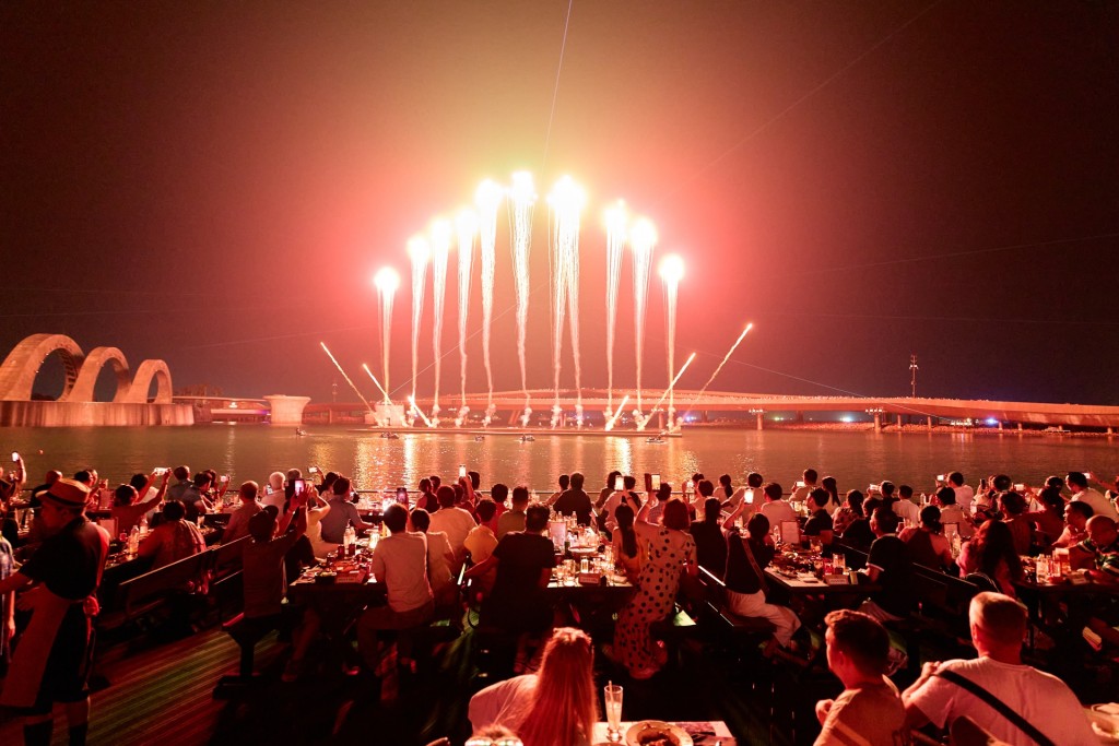 Các vị khách quý tận hưởng bầu không khí lễ hội tại Phú Quốc. Ảnh: Ánh Dương. Các vị khách quý tận hưởng bầu không khí lễ hội tại Phú Quốc. Ảnh: Ánh Dương.