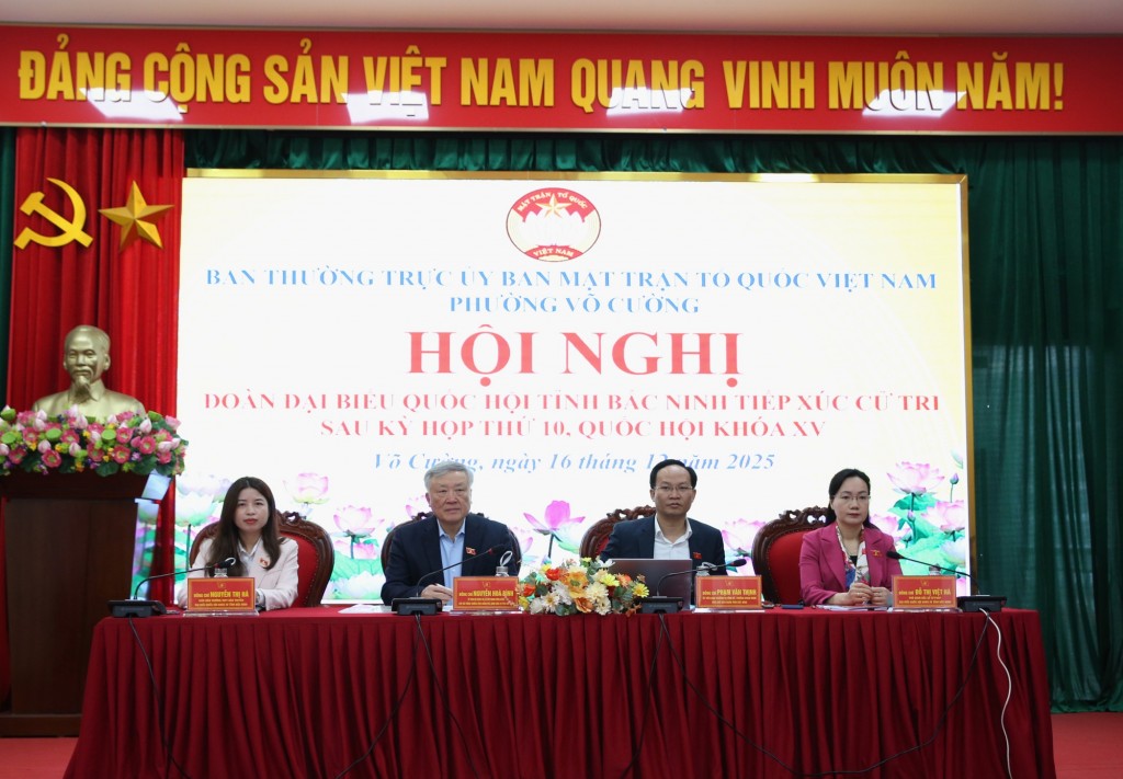 Phó Thủ tướng Thường trực Chính phủ Nguyễn Hòa Bình cùng Đoàn đại biểu Quốc hội tỉnh Bắc Ninh tiếp xúc cử tri phường Võ Cường sau Kỳ họp thứ 10, Quốc hội khóa XV - Ảnh: VGP/Nguyễn Hoàng