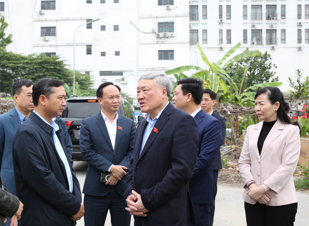 Phó Thủ tướng Thường trực Chính phủ Nguyễn Hòa Bình kiểm tra vướng mắc về cấp đất đối với người dân ngay sau buổi tiếp xúc cử tri - Ảnh: VGP/Nguyễn Hoàng