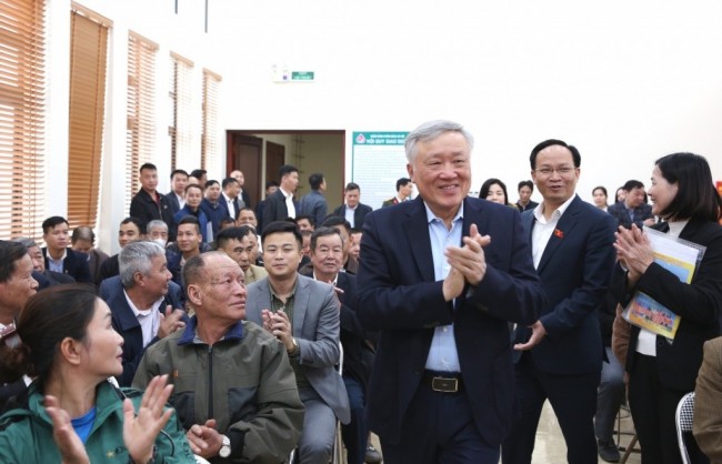 Phó Thủ tướng Thường trực Nguyễn Hòa Bình xem xét, trao đổi, trả lời từng ý kiến, kiến nghị của cử tri