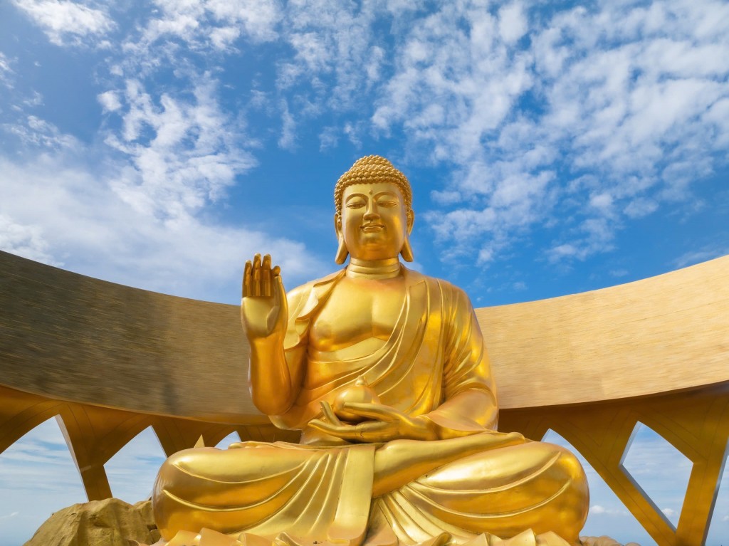 Tượng Đức Phật Câu Na Hàm tọa lạc trong Vườn Ưu Đàm. Tượng Đức Phật Câu Na Hàm tọa lạc trong Vườn Ưu Đàm.