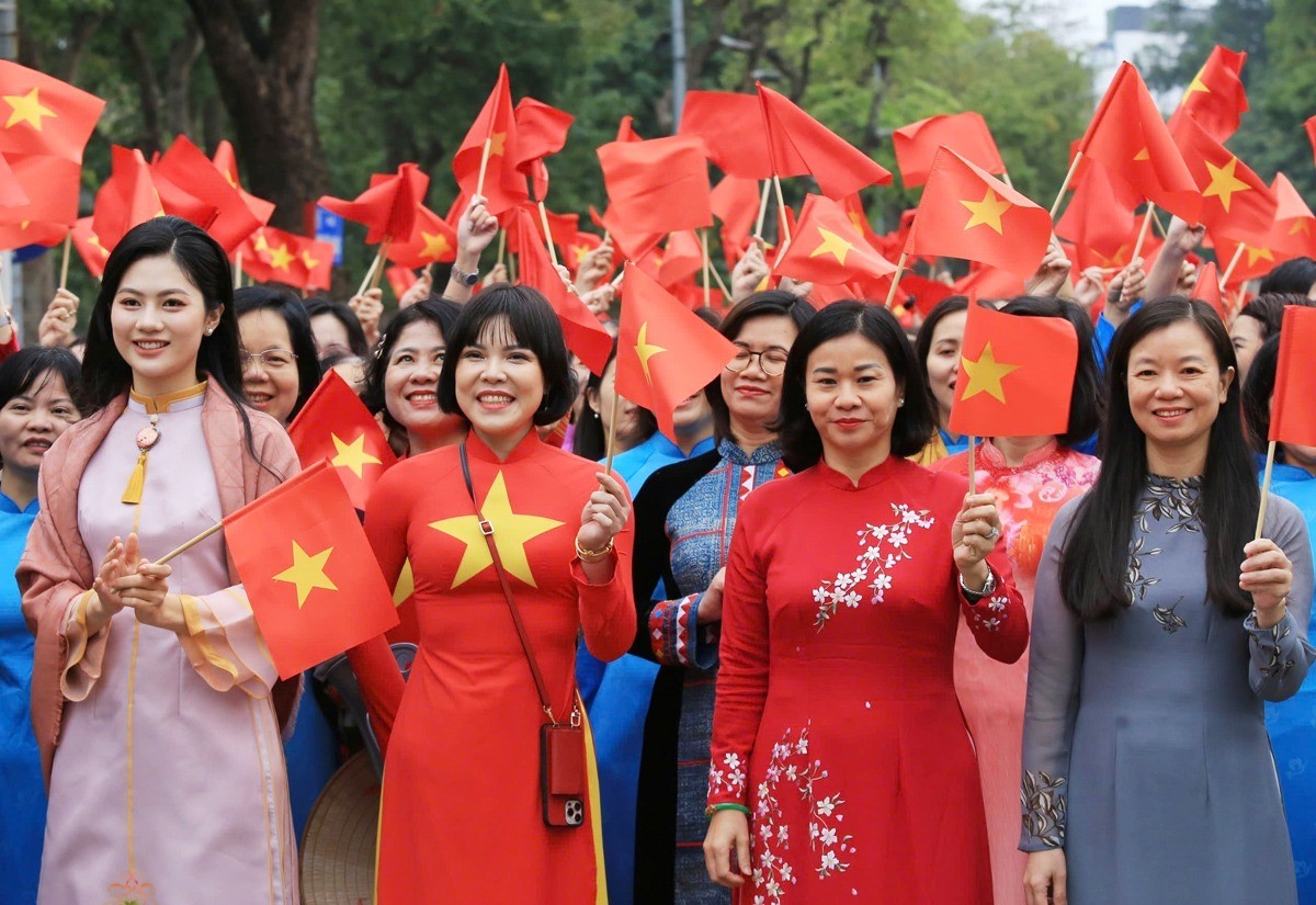 Đại biểu Hội Liên hiệp Phụ nữ Việt Nam tham gia diễu hành áo dài tại phố đi bộ hồ Hoàn Kiếm, Hà Nội (Ảnh: TTXVN) Đại biểu Hội Liên hiệp Phụ nữ Việt Nam tham gia diễu hành áo dài tại phố đi bộ hồ Hoàn Kiếm, Hà Nội (Ảnh: TTXVN)