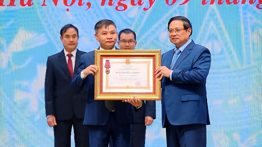 Ngày 9/10/2025, ông Lê Xuân Thắng - Tổng giám đốc Công ty Dược Hà Tây - thay mặt ban lãnh đạo công ty đón nhận Huân chương Lao động hạng Ba do Thủ tướng Phạm Minh Chính trao tặng Ngày 9/10/2025, ông Lê Xuân Thắng - Tổng giám đốc Công ty Dược Hà Tây - thay mặt ban lãnh đạo công ty đón nhận Huân chương Lao động hạng Ba do Thủ tướng Phạm Minh Chính trao tặng