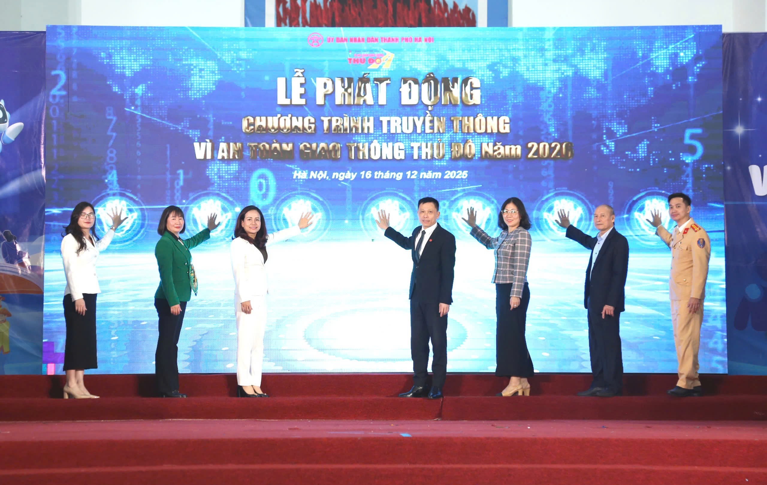 Các đại biểu thực hiện nghi thức phát động Chương trình truyền thông “Vì An toàn giao thông Thủ đô” năm 2026 Các đại biểu thực hiện nghi thức phát động Chương trình truyền thông “Vì An toàn giao thông Thủ đô” năm 2026