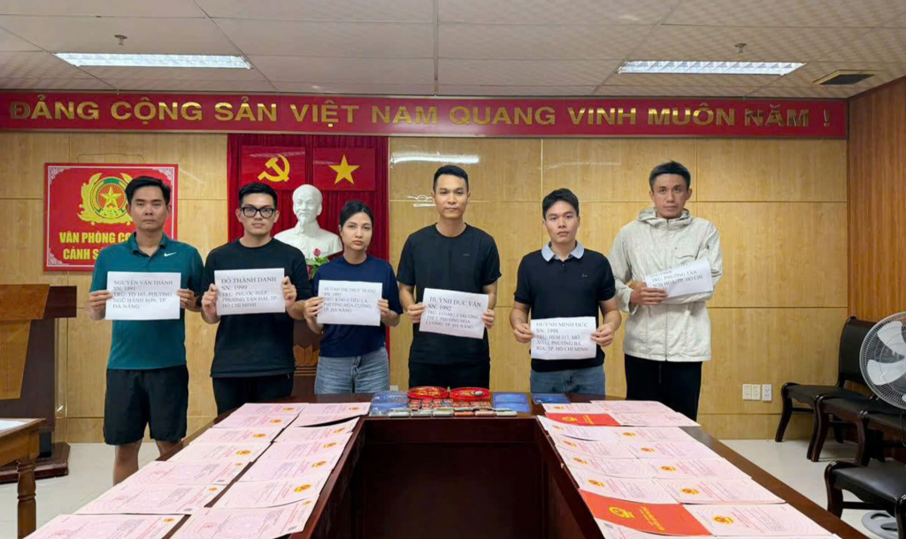 Các đối tượng bị bắt giữ trong chuyên án đấu tranh với nhóm lừa đảo đa cấp tiền ảo quy mô toàn quốc, chiếm đoạt số tiền đặc biệt lớn. Các đối tượng bị bắt giữ trong chuyên án đấu tranh với nhóm lừa đảo đa cấp tiền ảo quy mô toàn quốc, chiếm đoạt số tiền đặc biệt lớn.