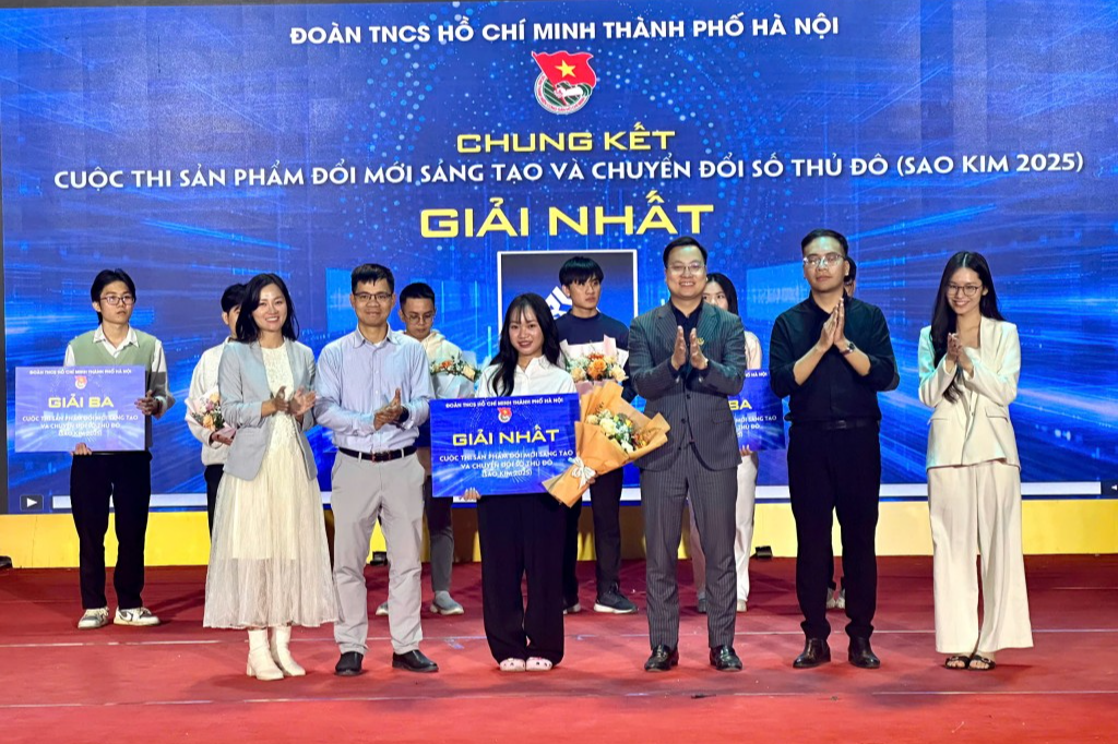 Phó Bí thư Thành đoàn Hà Nội Trần Quang Hưng trao giải Nhất cho đội Phó Bí thư Thành đoàn Hà Nội Trần Quang Hưng trao giải Nhất cho đội