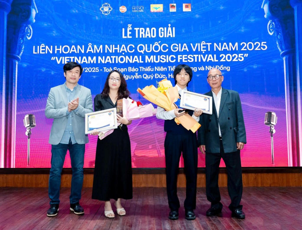 TS. Đào Minh Quang, PGS.TS Nguyễn Huy trao tặng phần thưởng cho các Thí sinh đạt giải TS. Đào Minh Quang, PGS.TS Nguyễn Huy trao tặng phần thưởng cho các Thí sinh đạt giải