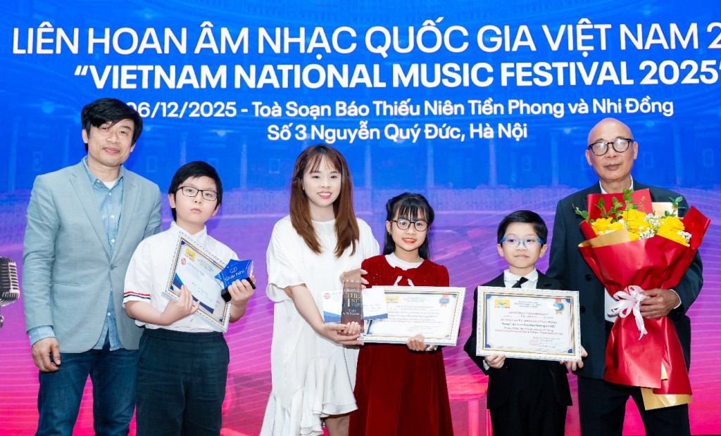 TS. Đào Minh Quang, PGS.TS Nguyễn Huy Phương cùng nhà đồng sáng lập festival – bà Ninh Thanh Phương trao tặng phần thưởng cho các Thí sinh đạt giải TS. Đào Minh Quang, PGS.TS Nguyễn Huy Phương cùng nhà đồng sáng lập festival – bà Ninh Thanh Phương trao tặng phần thưởng cho các Thí sinh đạt giải
