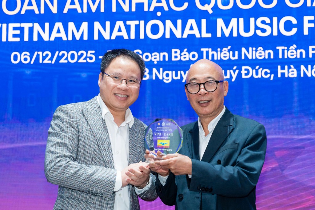 TS. Đào Minh Quang nhận kỷ niệm chương từ Nhà báo Bùi Việt Cường, Chủ tịch công đoàn báo Thiếu niên tiền phong và Nhi đồng, Trưởng Ban tổ chức Festival TS. Đào Minh Quang nhận kỷ niệm chương từ Nhà báo Bùi Việt Cường, Chủ tịch công đoàn báo Thiếu niên tiền phong và Nhi đồng, Trưởng Ban tổ chức Festival