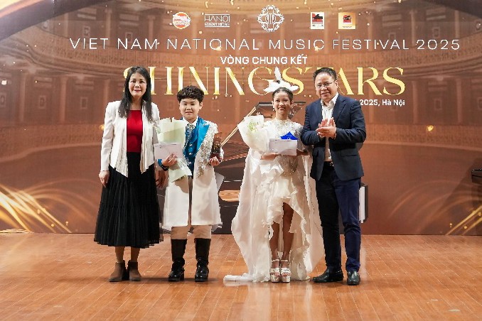 PGS.TS Nguyễn Thị Tố Mai và nhà báo Bùi Việt Cường đại diện Quỹ trao giải thanh nhạc xuất sắc cho TS Dương Đức Hải (Giải nhất) và Hoàng Tú Anh (Giải nhì) PGS.TS Nguyễn Thị Tố Mai và nhà báo Bùi Việt Cường đại diện Quỹ trao giải thanh nhạc xuất sắc cho TS Dương Đức Hải (Giải nhất) và Hoàng Tú Anh (Giải nhì)