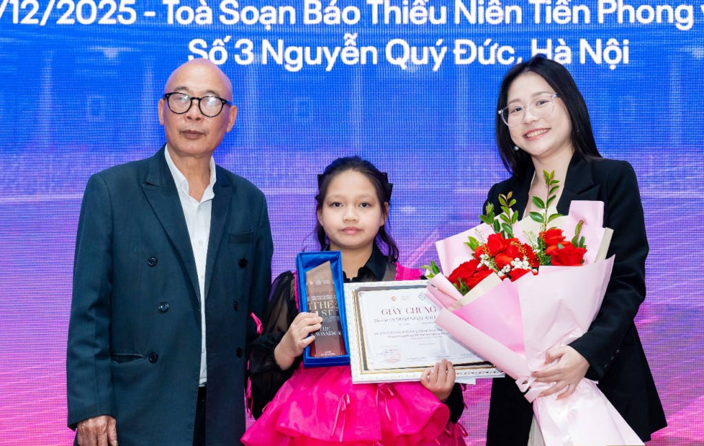 TS Đào Minh Quang trao phần thưởng Quỹ Đào Minh Quang cho hạng mục nhóm song tấu piano triển vọng TS Đào Minh Quang trao phần thưởng Quỹ Đào Minh Quang cho hạng mục nhóm song tấu piano triển vọng