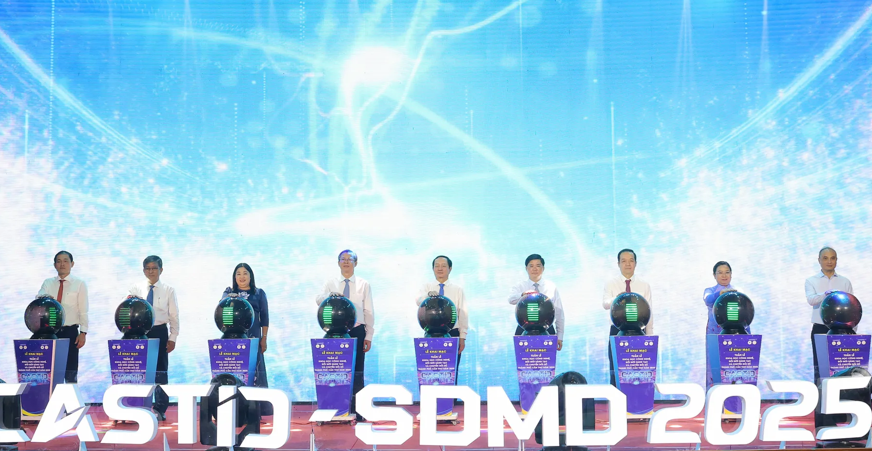 Các đại biểu thực hiện nghi thức khai mạc Các đại biểu thực hiện nghi thức khai mạc