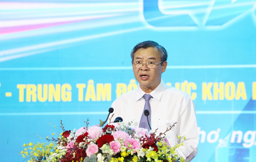 Chủ tịch UBND thành phố Cần Thơ Trương Cảnh Tuyên phát biểu tại lễ Chủ tịch UBND thành phố Cần Thơ Trương Cảnh Tuyên phát biểu tại lễ