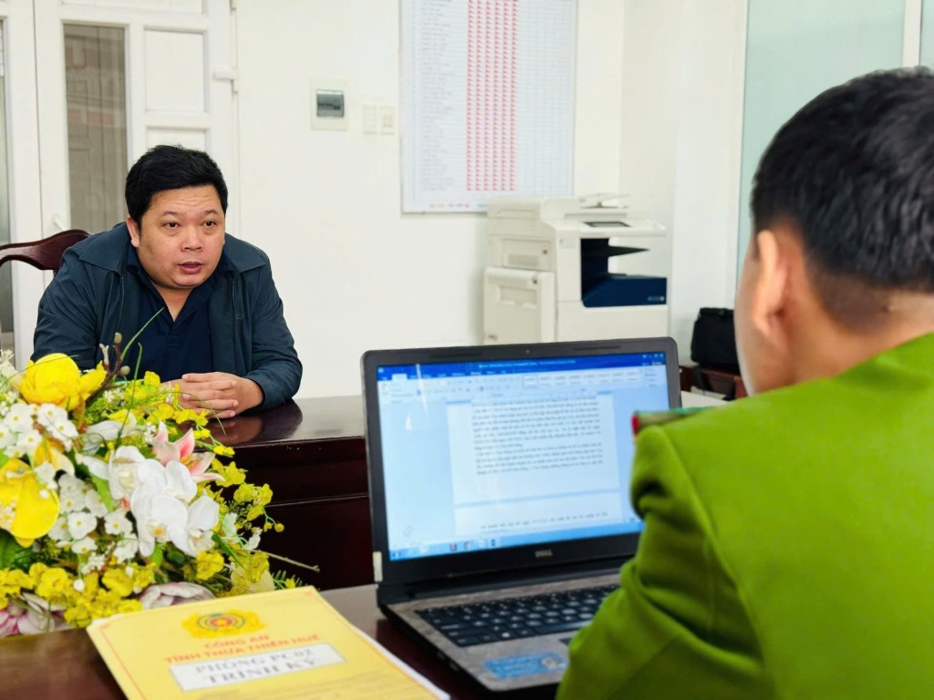 Cơ quan công an lấy lời khai Nguyễn Thế Anh, đối tượng có hành vi lừa đảo chiếm đoạt tài sản (Ảnh: CA) Cơ quan công an lấy lời khai Nguyễn Thế Anh, đối tượng có hành vi lừa đảo chiếm đoạt tài sản (Ảnh: CA)