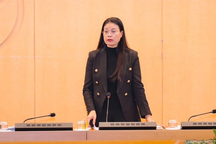 Giám đốc Sở Văn hóa và Thể thao Hà Nội Bạch Liên Hương báo cáo tại cuộc họp Giám đốc Sở Văn hóa và Thể thao Hà Nội Bạch Liên Hương báo cáo tại cuộc họp