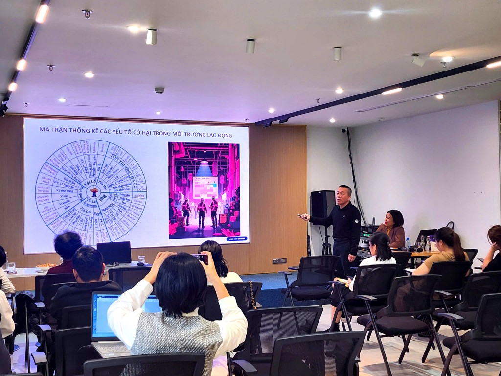 Các chuyên gia trao đổi, hướng dẫn tại buổi tập huấn Các chuyên gia trao đổi, hướng dẫn tại buổi tập huấn