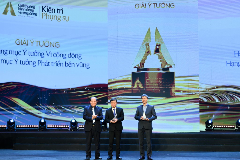 Ông Vương Vũ Thắng - Chủ tịch Hội đồng Quản trị Công ty VCorp trao giải Ý tưởng tới đại diện dự án Ông Vương Vũ Thắng - Chủ tịch Hội đồng Quản trị Công ty VCorp trao giải Ý tưởng tới đại diện dự án