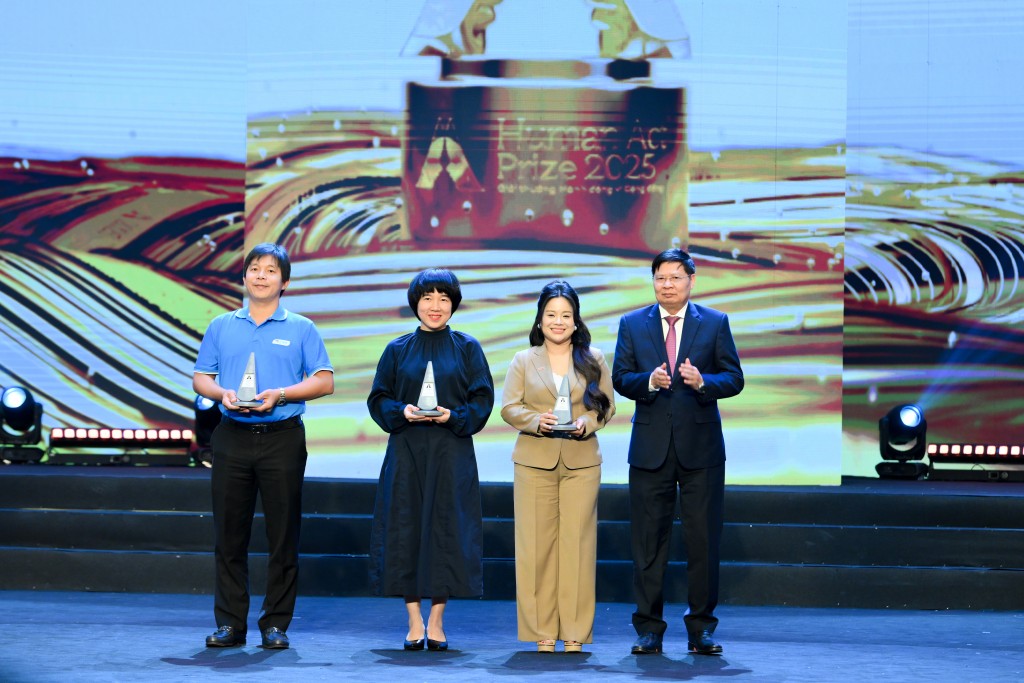 Đồng chí Phan Văn Anh, Phó Chủ tịch Tổng Liên đoàn Lao động Việt Nam trao Giải Dự án kịp thời cho 3 đại diện Tập đoàn FPT; Công ty CP Tập đoàn Gelex và Quỹ Hy vọng Đồng chí Phan Văn Anh, Phó Chủ tịch Tổng Liên đoàn Lao động Việt Nam trao Giải Dự án kịp thời cho 3 đại diện Tập đoàn FPT; Công ty CP Tập đoàn Gelex và Quỹ Hy vọng