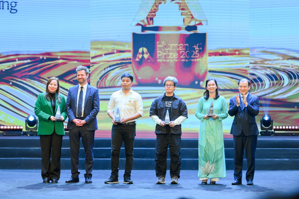 Đồng chí Lại Xuân Môn - Ủy viên Trung ương Đảng, Phó Trưởng ban Thường trực Ban Tuyên giáo và Dân vận Trung ương trao giải thưởng Bền bỉ tới các cá nhân Đồng chí Lại Xuân Môn - Ủy viên Trung ương Đảng, Phó Trưởng ban Thường trực Ban Tuyên giáo và Dân vận Trung ương trao giải thưởng Bền bỉ tới các cá nhân