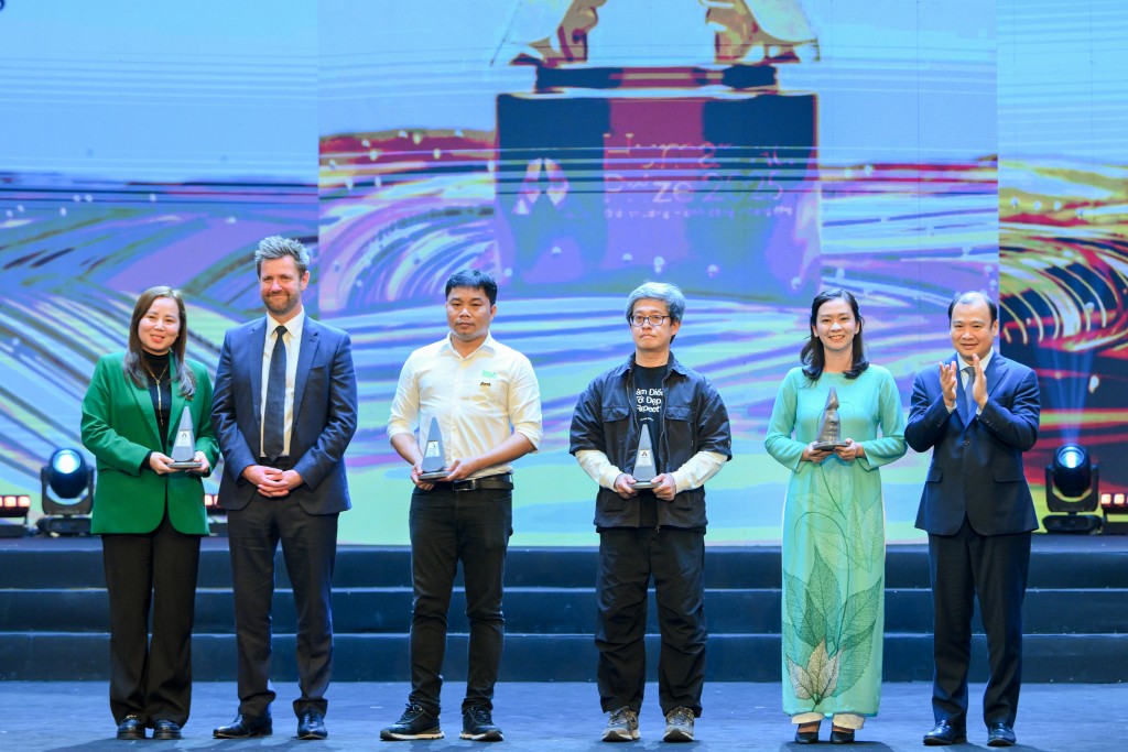 Đồng chí Lê Hải Bình - Ủy viên Dự khuyết BCH Trung ương Đảng, Thứ trưởng Thường trực Bộ Văn hóa, thể thao và du lịch trao Giải Bền vững cho đại diện các dự án Đồng chí Lê Hải Bình - Ủy viên Dự khuyết BCH Trung ương Đảng, Thứ trưởng Thường trực Bộ Văn hóa, thể thao và du lịch trao Giải Bền vững cho đại diện các dự án