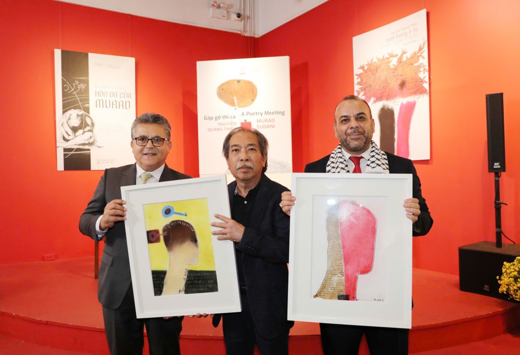 Nhà thơ Nguyễn Quang Thiều tặng tranh tới nhà thơ 