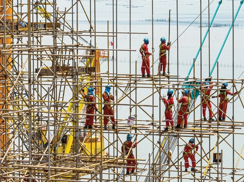 Người lao động làm việc trên công trường dầu khí