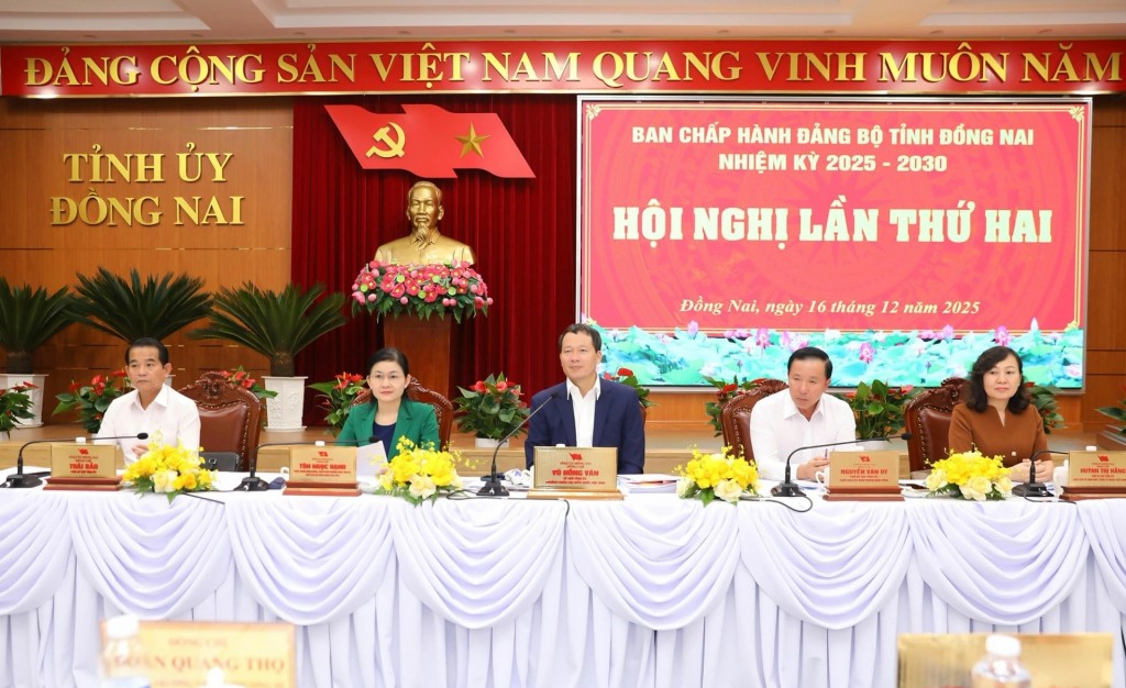 Đồng chí Vũ Hồng Văn, Bí thư Tỉnh ủy, Trưởng đoàn Đại biểu Quốc hội tỉnh và các đồng chí Phó Bí thư Tỉnh ủy chủ trì Hội nghị Ban Chấp hành Đảng bộ tỉnh lần thứ 2, nhiệm kỳ 2025-2030. Ảnh: Huy Anh