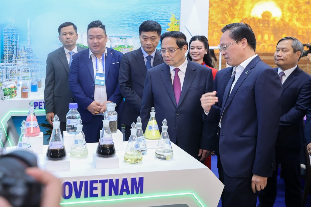 Thủ tướng Phạm Minh Chính tham quan trưng bày sản phẩm chuyển đổi xanh tại Diễn đàn - Ảnh: VGP/Nhật Bắc Thủ tướng Phạm Minh Chính tham quan trưng bày sản phẩm chuyển đổi xanh tại Diễn đàn - Ảnh: VGP/Nhật Bắc