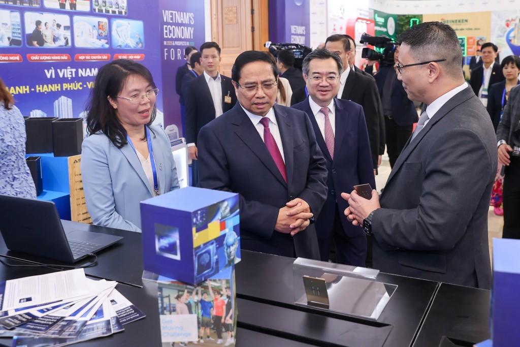Thủ tướng tham quan trưng bày sản phẩm trong lĩnh vực sản xuất chíp bán dẫn - Ảnh: VGP/Nhật Bắc Thủ tướng tham quan trưng bày sản phẩm trong lĩnh vực sản xuất chíp bán dẫn - Ảnh: VGP/Nhật Bắc