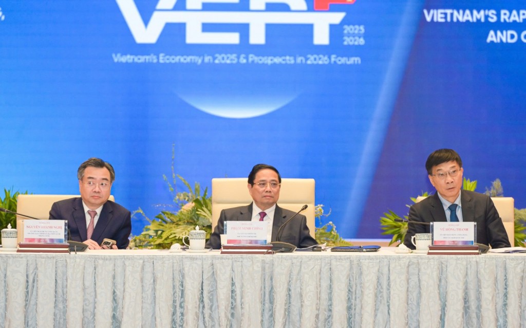 Thủ tướng Chính phủ Phạm Minh Chính; Trưởng Ban Chính sách, chiến lược Trung ương Nguyễn Thanh Nghị và Phó Chủ tịch Quốc hội Vũ Hồng Thanh đồng chủ trì Diễn đàn