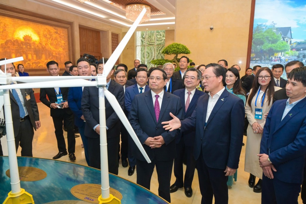Thành viên HĐTV Petrovietnam Bùi Minh Tiến giới thiệu với Thủ tướng Phạm Minh Chính về mô hình điện gió ngoài khơi
