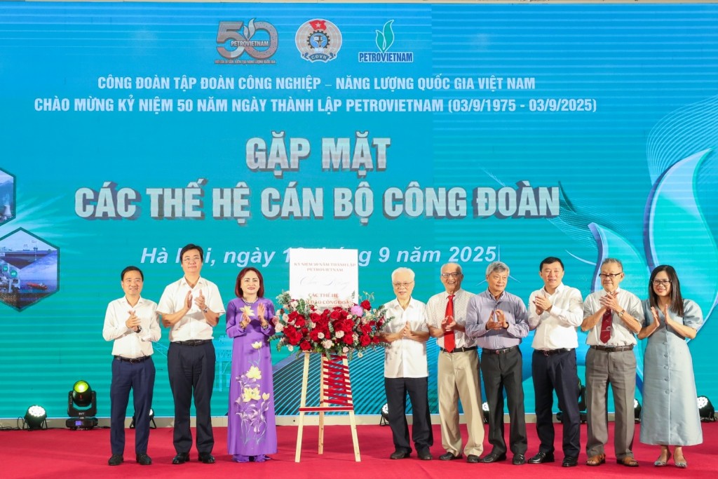 Lãnh đạo Công đoàn Petrovietnam tặng hoa tri ân các nguyên lãnh đạo Công đoàn Tập đoàn qua các thời kỳ.